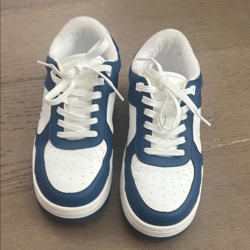 ALO recovery mode recovery sneakers.
Limited color Navy/White